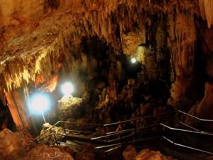 Gua di Indonesia dengan Pemandangan Menakjubkan