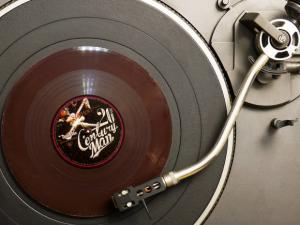 Sensasi Menikmati Musik Lewat Piringan Hitam