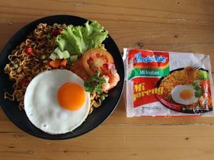 Tempat Hang Out Seru Sambil Makan Mie Instan yang Mirip Bungkusnya